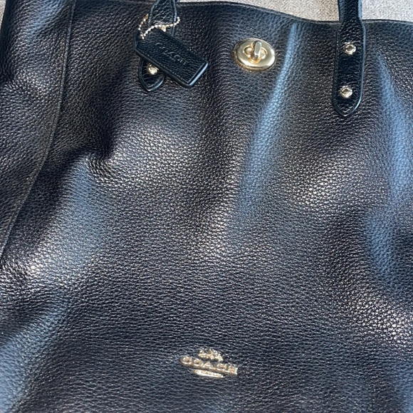 Coach shoulder tore bag with additional front clasp pocket - Picture 2 of 8